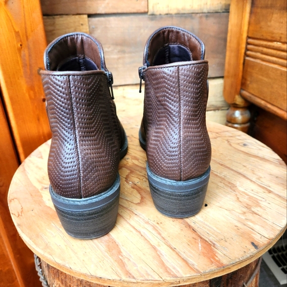 BARE TRAP BOOTIES- SIZE 6.5 - Picture 5 of 6